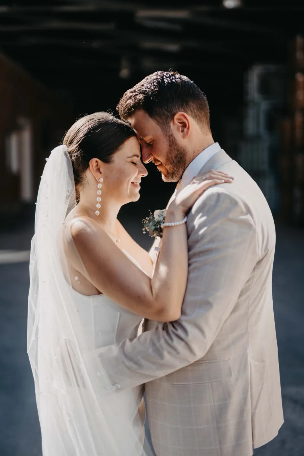 Verena & Rafael – Brautpaar Stirn an Stirn im warmen Gegenlicht